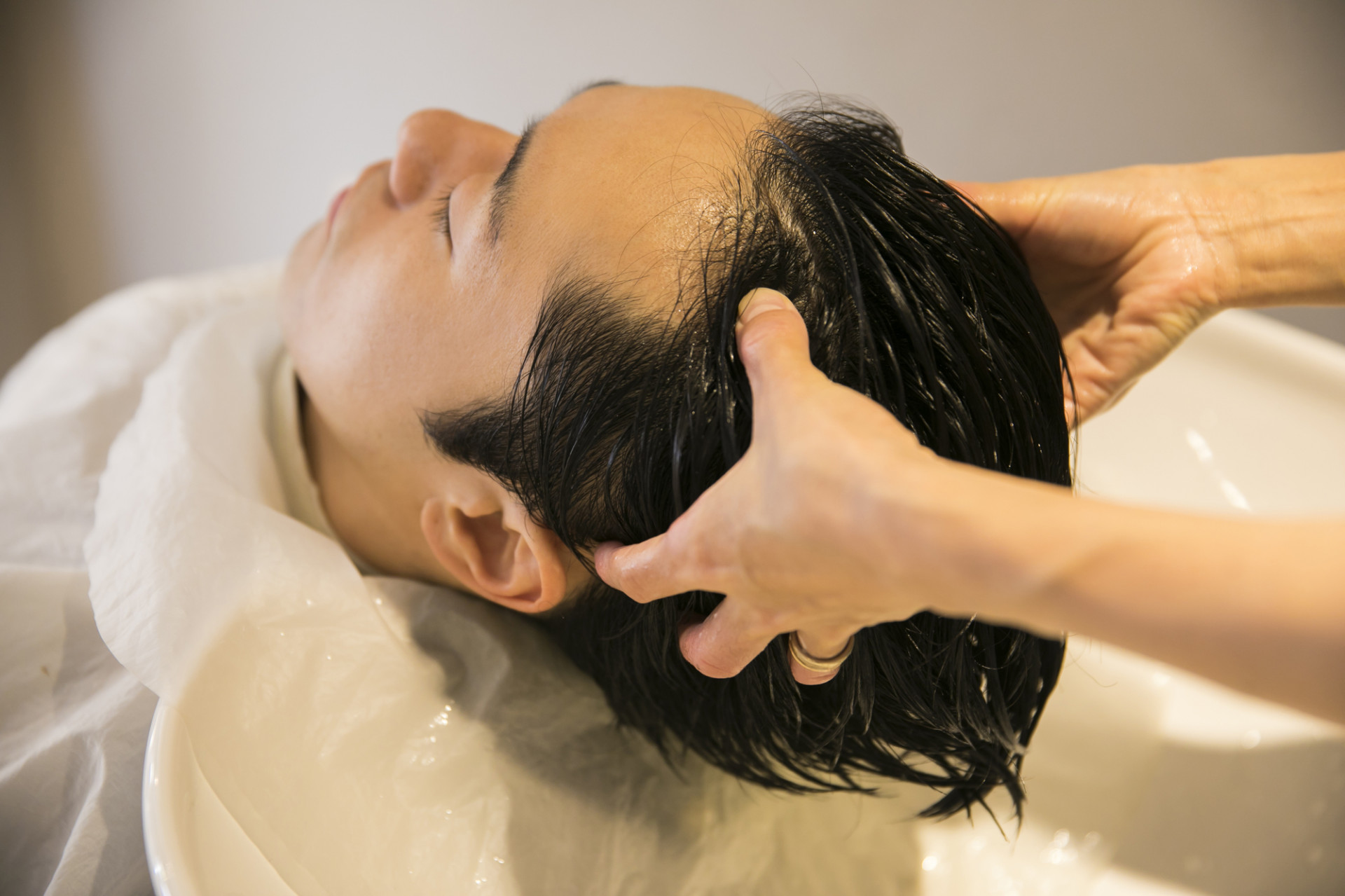 強髪プログラムをご提案するヘアサロンが大和高田市で営業中